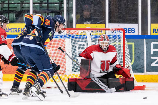 Djurgårdens Vilmer Alriksson oroar mot Örebros målvakt