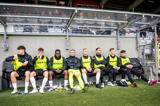Landskronas avbytarbänk med Max Nilsson, Lukas Sunesson, Kofi Asare, målvakt Svante Hildeman, Johan Rapp, Alexander Tkacz, Sam Hegdal och Camil Jebara