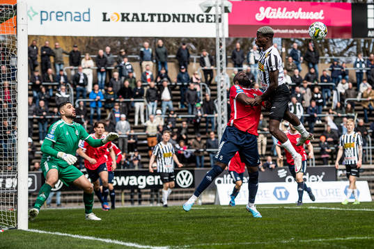 Landskronas Ousmane Diawara i nickduell med Utsiktens Ronald Mukiibi