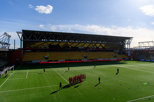 Spelarna värmer upp på arenan innan fotbollsmatchen i