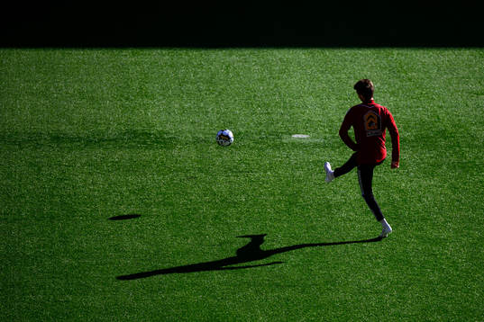 Spelarna värmer upp på arenan innan fotbollsmatchen i