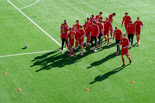 Spelarna värmer upp på arenan innan fotbollsmatchen i