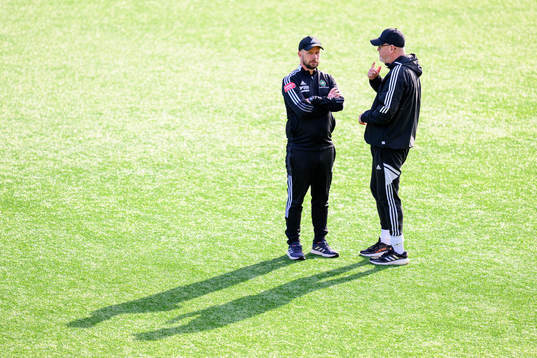 Skövde AIKs tränare Tobias Linderoth och assisterande