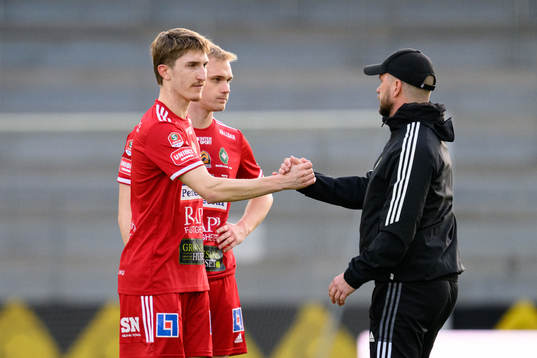 Skövde AIKs Hugo Engström och tränare Tobias Linderoth
