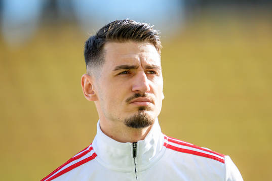 Skövde AIKs Aldin Basic vid lineup innan fotbollsmatchen i