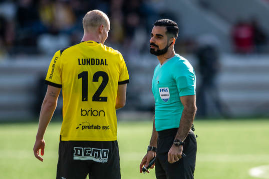 Häckens Valgeir Fridriksson och Domare Mohammed Al-Hakim