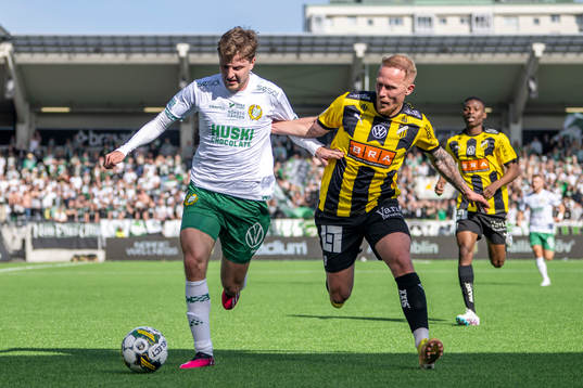 Hammarbys Joel Nilsson och Häckens Mikkel Rygaard Jensen