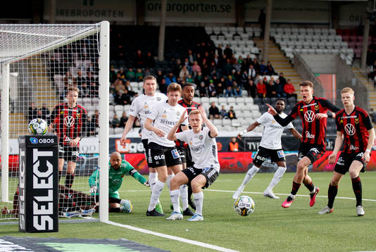 Östersunds Aly Keita, Jakob Johnsson och Malcolm Stolt mot Örebros David Seger