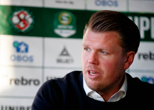 Örebros huvudtränare Christian Järdler på presskonferens