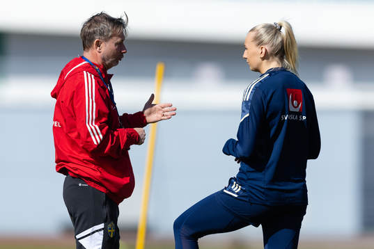 Head coach Peter Gerhardsson of Sweden and Stina Blackstenius