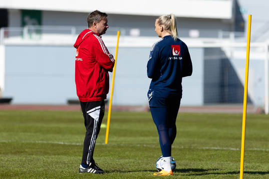 Head coach Peter Gerhardsson of Sweden and Stina Blackstenius