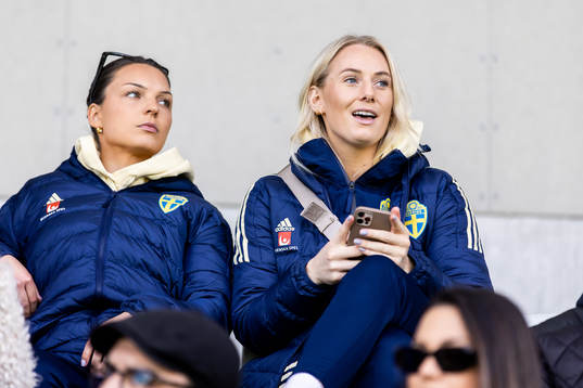 Svenska damlandslagets Johanna Rytting Kaneryd och Stina Blackstenius på läktaren