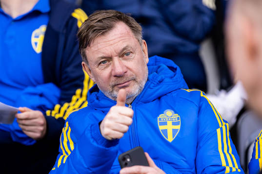 Svenska damlandslagets förbundskapten Peter Gerhardsson på läktaren