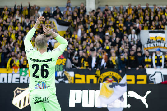 Häckens målvakt Peter Abrahamsson jublar framför klacken