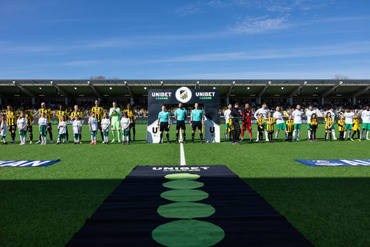 Lagen och domarna på line up innan fotbollsmatchen i Allsvenskan mellan Häcken och Hammarby den 9 april 2023 i Göteborg. 