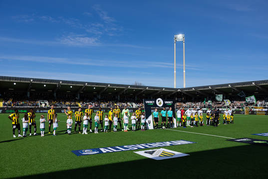 Lagen och domarna på line up innan fotbollsmatchen i Allsvenskan mellan Häcken och Hammarby den 9 april 2023 i Göteborg. 