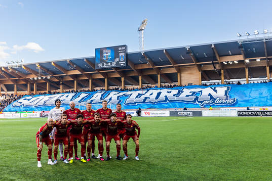  Målvakt Jacob Widell Zetterström, Marcus Danielson, Piotr Johansson, Jesper Löfgren, Victor Edvardsen. Främre raden: Magnus Eriksson, Hampus Finndell, Gustav Wikheim, Rasmus Schuller,Oliver Berg och Elias Andersson. 
