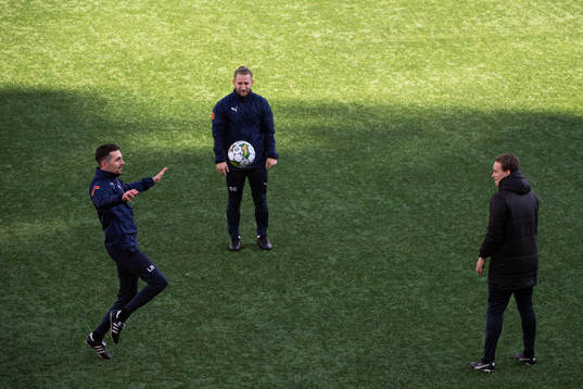 AFC Eskilstunas fystränare Luke Robertson, Casper Cornen och assisterande tränaren Robert Åstedt värmer upp