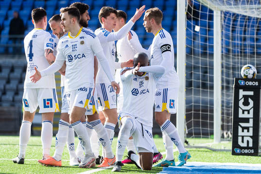 GIF Sundsvalls Moonga Simba jublar med lagkamrater