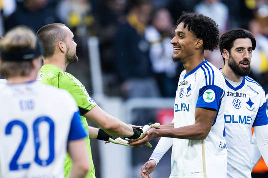 IFK Norrköpings målvakt Oscar Jansson och Jesper Ceesay jublar