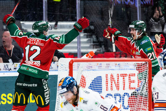 Frölundas Max Friberg jublar med Loui Eriksson