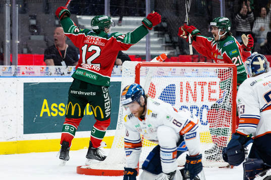 Frölundas Max Friberg jublar ihop med Loui Eriksson