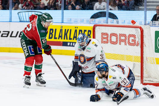 Frölundas Max Friberg mot Växjös målvakt Emil Larmi och