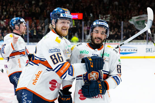 Växjös Joachim Blichfeld och Jayden Halbgewachs jublar