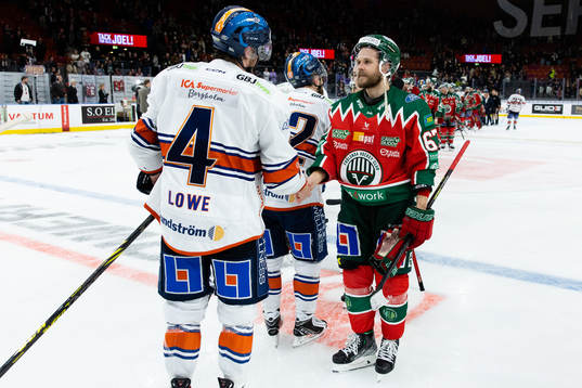 Växjös Keegan Lowe och Frölundas Jacob Nilsson tackar