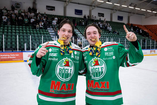 Rögles Viktor Smeds och Axel Smeds jublar