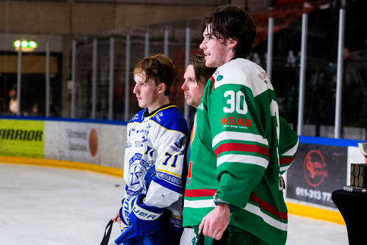 Leksands Eric Hultgren och Rögles målvakt Samuel Jonsson