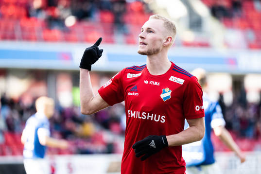 Östers Adam Bergmark Wiberg jublar efter 1-1