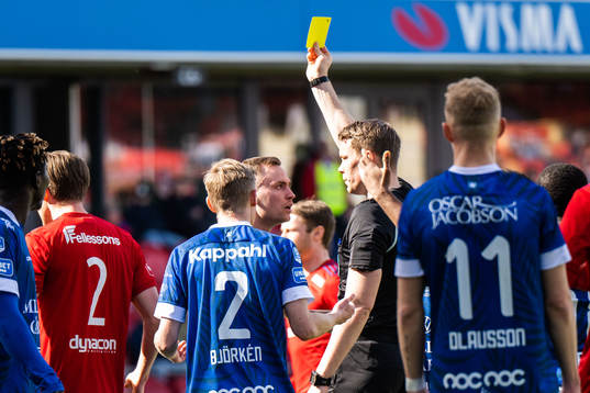 Trelleborgs Filip Bohman tilldelas gult kort av Domare Oscar Johnson