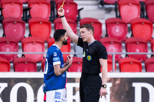 Trelleborgs Mouhammed-Ali Dhaini tilldelas gult kort av Domare Oscar Johnson