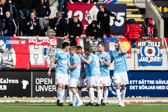 Gefles Antonio Yakoub jublar med lagkamrater efter 1-0