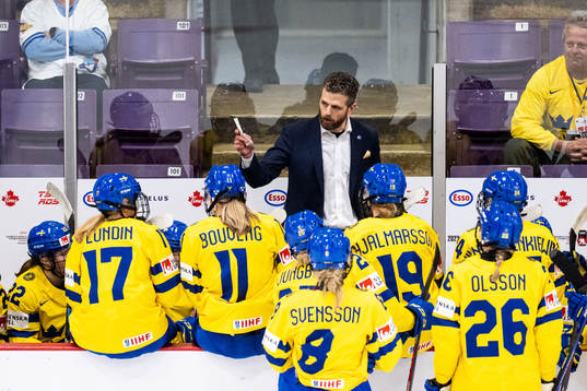 Head coach Ulf Lundberg of Sweden speaks to his players