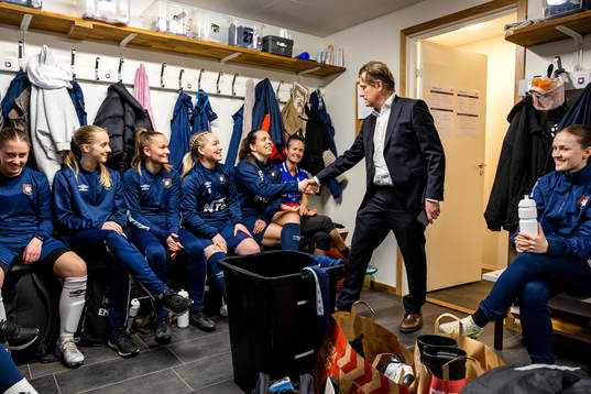 Örgrytes ordförande Terje Johansson hälsar på damlaget