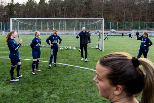 Örgrytes tränare Micael Berndtsson, Mathilda Sjöström, Bella Björklund, Felicia Tengdahl