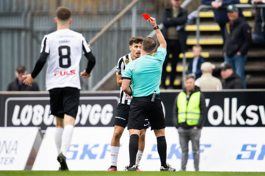 Landskronas Camil Jebara får rött kort