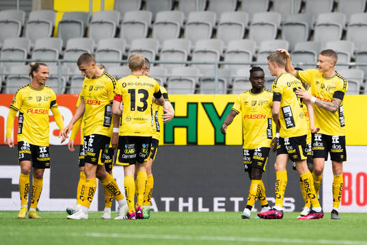 Elfsborgs Alexander Bernhardsson jublar med lagkamrater