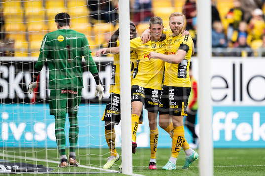 Elfsborgs Alexander Bernhardsson och Michael Baidoo jublar