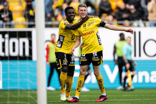 Elfsborgs Alexander Bernhardsson och Michael Baidoo jublar