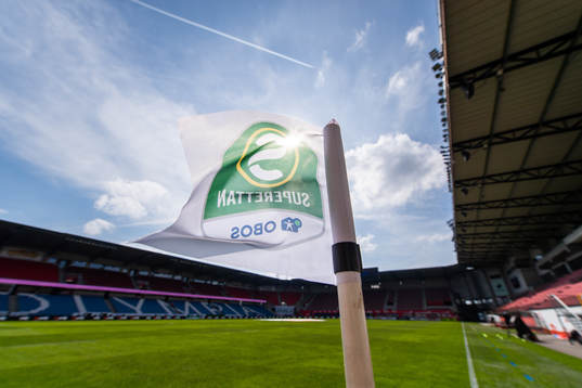 En hörnflagga med Superettans logotyp