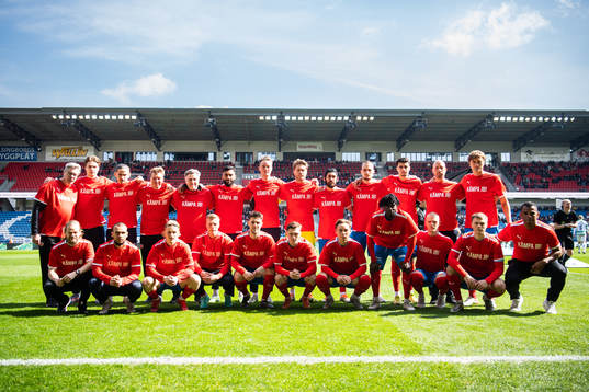 Helsingborgs spelare och ledare med tröjor för att visa