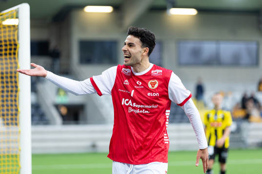 Kalmars Deniz Hummet manar på publiken