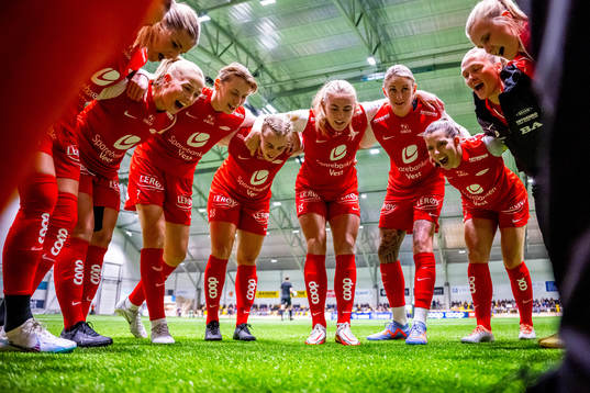 Cecilie Redisch Kvamme and players of Brann gather in a circle ahead of the Toppserien football match between LSK Kvinner and Brann on April 15, 2023 in Lillestrøm. 