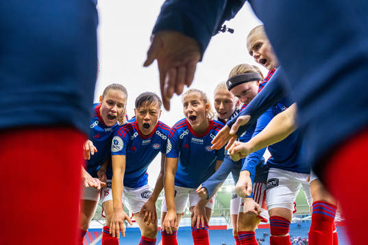 Andrine Tomter, Ylinn Tennebø, Stine Brekken, Thea Bjelde, Karina Sævik and players of Vålerenga gather in a circle ahead of the Toppserien football match between Vålerenga and Avaldsnes on April 15, 2023 in Oslo. 