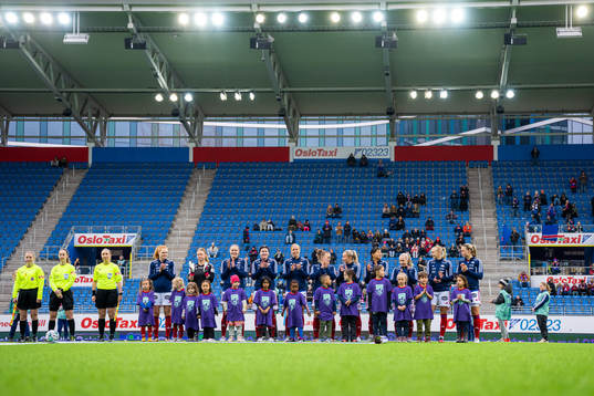 Players of Vålerenga line up ahead of the Toppserien football match between Vålerenga and Avaldsnes on April 15, 2023 in Oslo. 