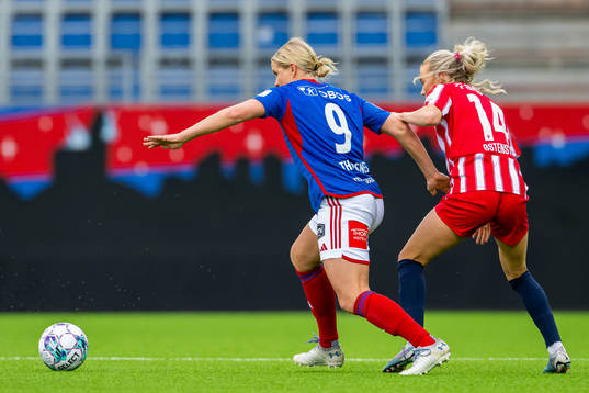 Elise Thorsnes of Vålerenga and Sandra Østenstad of Avaldsnes