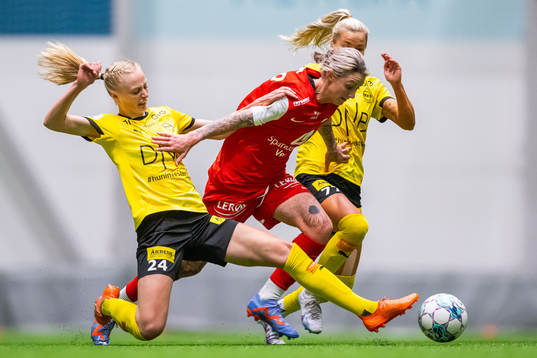 Mia Authen of LSK Kvinner and Larissa Crummer of Brann